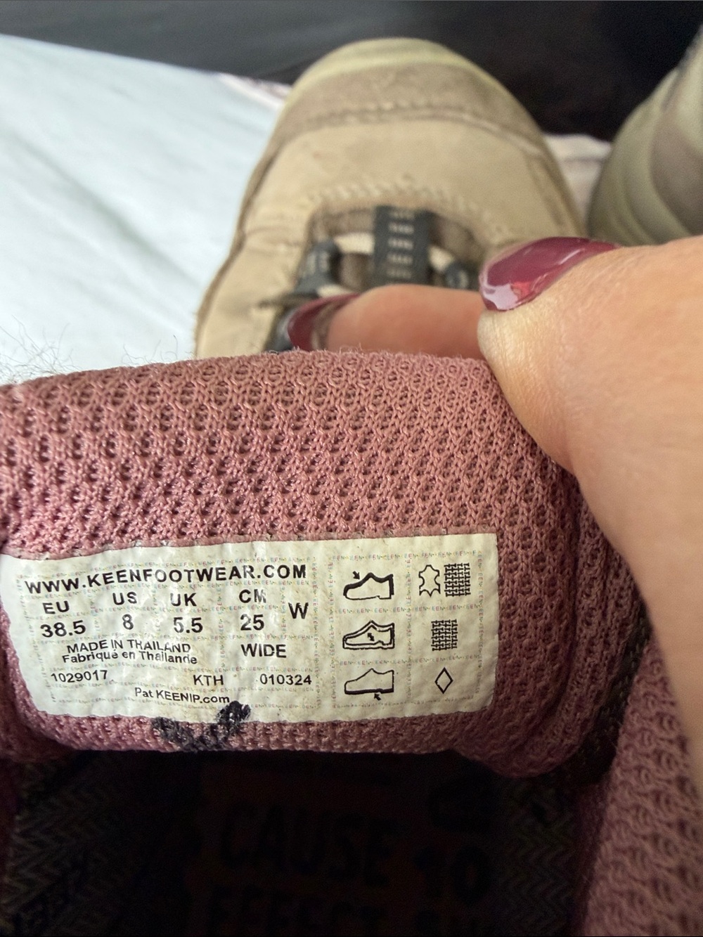 Keen Women's Tan Hiking Boots with Pink Lining 8 wide - Picture 2 of 6